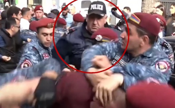 Бросивший в протестующих бутылку полицейский ударил гражданина кулаком (видео)